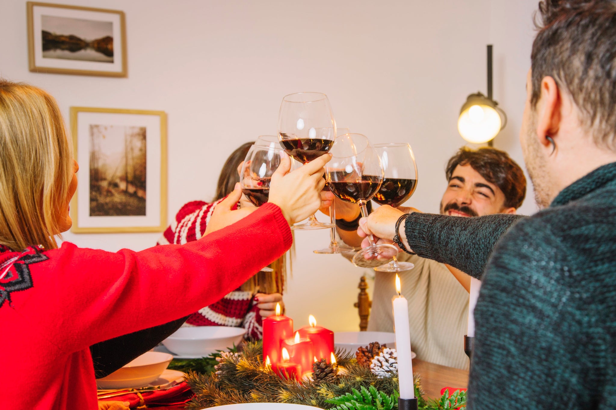 過年就是要「笑喝喝」！新年走春聚餐，大口吃肉喝紅酒才對味