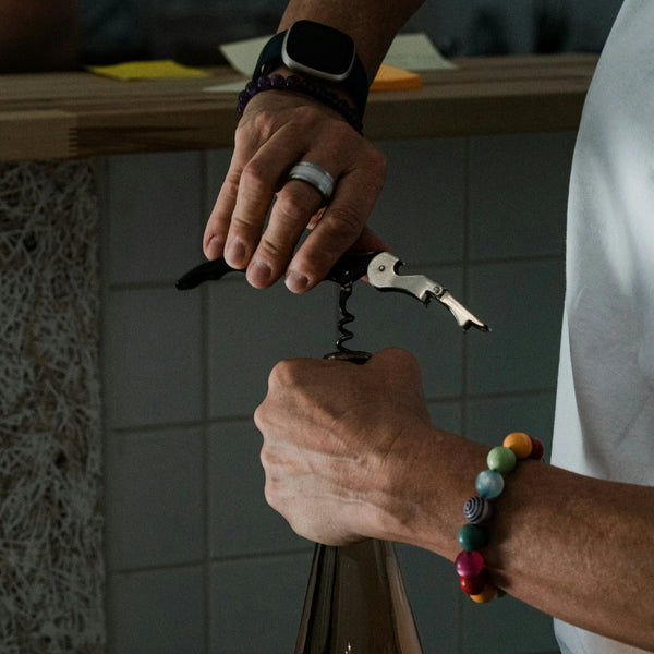 紅酒怎麼開？沒有開瓶器怎麼開？開瓶方式、斷塞補救技巧一次看！教你優雅打開葡萄酒！